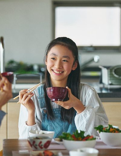 お味噌汁を楽しむ家族シーン