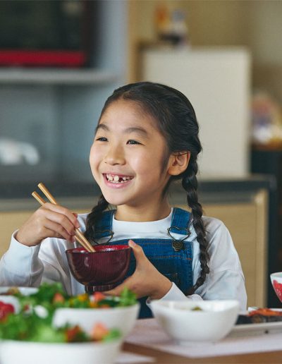お味噌汁に笑顔の子どもシーン